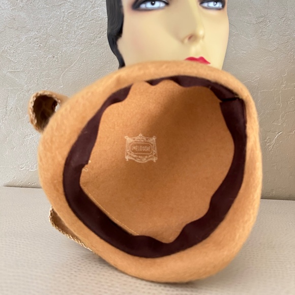 IMPRESSIVE 1950\'s MUSTARD COLOR FUZZY FELT  CAP +  BOW WITH GOLD THREAD EDGING